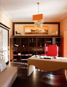 Фото интерьера кабинета трехэтажного дома в стиле неоклассика