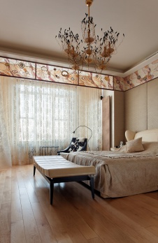 Фото интерьера спальни трехэтажного дома в стиле неоклассика