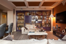 Фото интерьера столовой квартиры в стиле фьюжн с предметами искусства