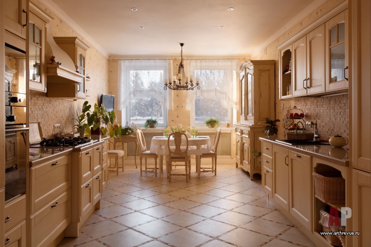 Фото интерьера кухни загородного дома в стиле неоклассика