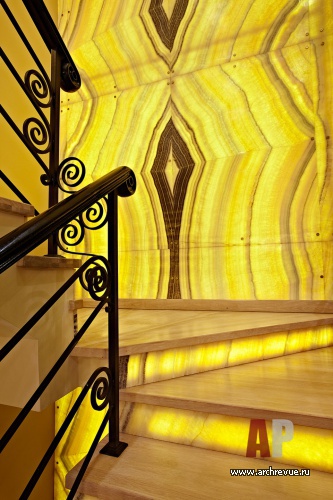 Фото лестницы трехэтажного дома в стиле ар-деко