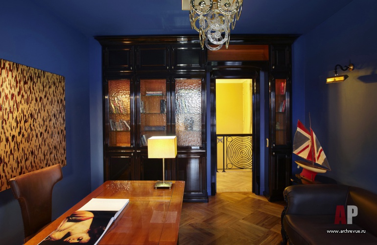 Фото интерьера кабинета трехэтажного дома в стиле ар-деко