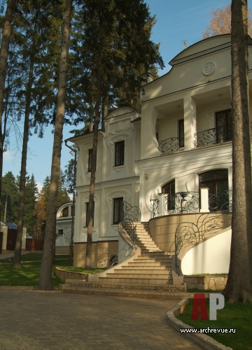 Фото фасада трехэтажного дома в классическом стиле