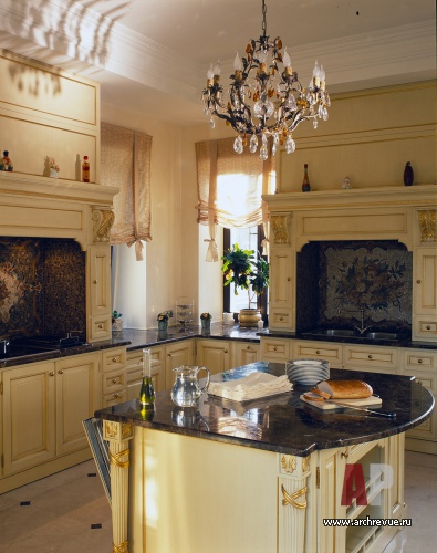 Фото интерьера кухни трехэтажного дома в классическом стиле