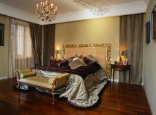 Фото интерьера спальни трехэтажного дома в классическом стиле