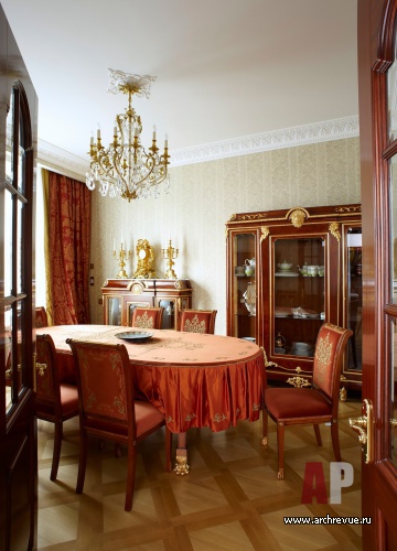 Фото интерьера столовой квартиры в классическом стиле