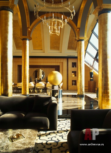 Фото интерьера гостиной пентхауса в стиле ар-деко