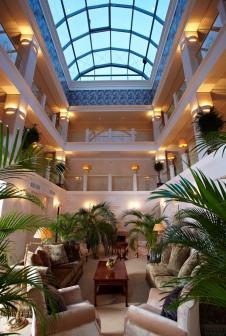 Фото интерьера холла отеля в стиле неоклассика