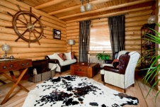 Фото интерьера зоны отдыха деревянного дома в стиле фьюжн