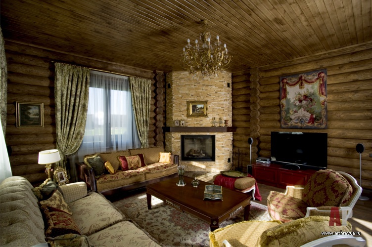 Фото интерьера гостиной гостевого деревянного дома в стиле шале