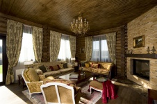Фото интерьера каминной гостевого деревянного дома в неоклассическом стиле