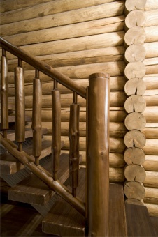 Фото лестницы гостевого деревянного дома в неоклассическом стиле