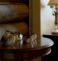 Фото детали интерьера гостевого деревянного дома в неоклассическом стиле