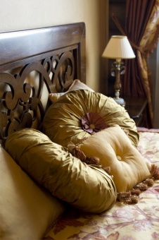 Фото детали интерьера спальни гостевого деревянного дома в неоклассическом стиле