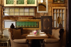 Фото интерьера зала ресторана в стиле китч