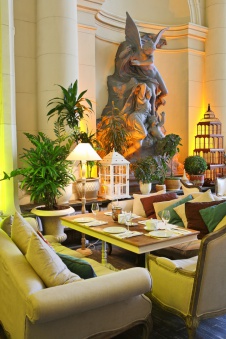 Фото интерьера лаунжа ресторана в восточном стиле