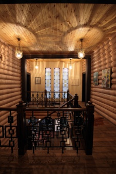 Фото интерьера лестничного холла деревянного дома в современном стиле