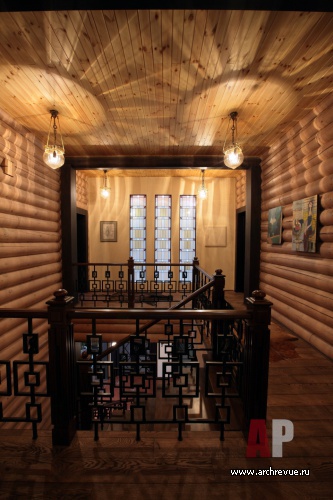 Фото интерьера лестничного холла деревянного дома в стиле кантри