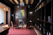 Фото интерьера каминной деревянного дома в современном стиле Фото интерьера библиотеки деревянного дома в современном стиле
