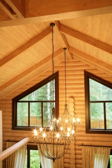Фото детали интерьера деревянного дома в стиле кантри