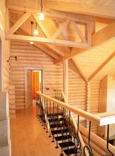 Фото интерьера лестничного холла деревянного дома в стиле кантри