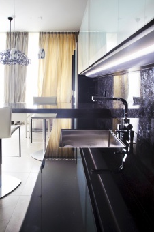 Фото интерьера кухни небольшой квартиры в стиле минимализм