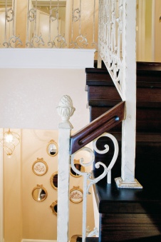 Фото лестницы квартиры в неоклассике
