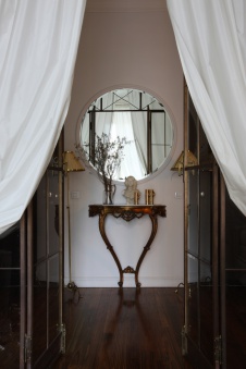 Фото интерьера входной зоны небольшой квартиры в стиле фьюжн