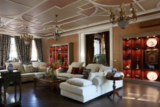 Фото интерьера гостиной дома в стиле неоклассика