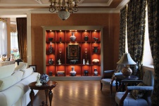 Фото интерьера гостиной дома в стиле неоклассика