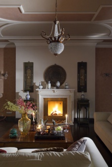 Фото интерьера каминной дома в стиле неоклассика
