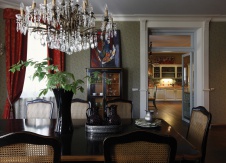 Фото интерьера столовой дома в стиле неоклассика