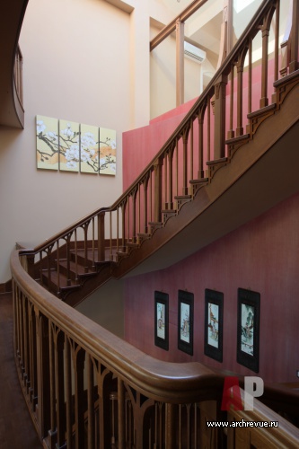 Фото лестницы дома в стиле неоклассика