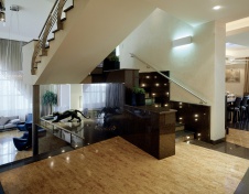 Фото интерьера лестничного холла дома в современном стиле