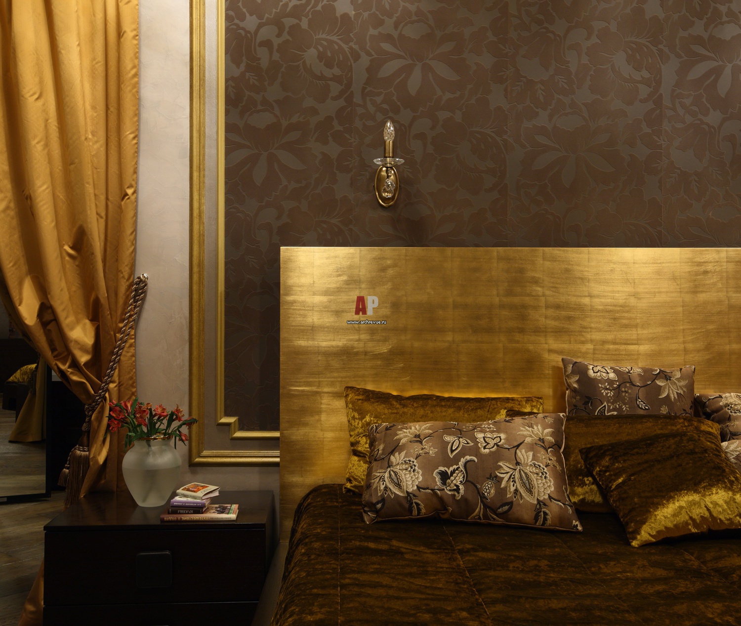 Золотой цвет стен. Золотые стены в интерьере. Спальня коричневая с золотом. Интерьер коричневый с золотом. Золото в интерьере спальни.