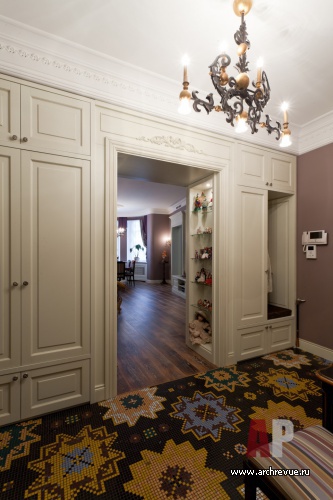 Фото интерьера гардеробной квартиры в стиле неоклассика