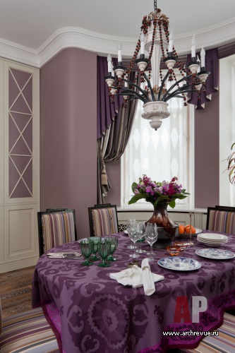 Фото интерьера столовой квартиры в стиле неоклассика