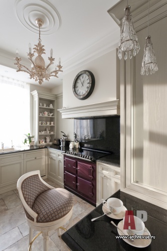Фото интерьера кухни квартиры в стиле неоклассика