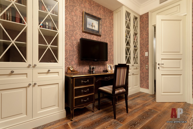 Фото интерьера кабинета квартиры в стиле неоклассика