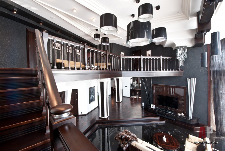 Фото интерьера лестницы дома в стиле ар-деко Фото интерьера балкона дома в стиле ар-деко