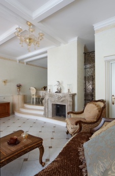 Фото интерьера гостиной дома в стиле неоклассика