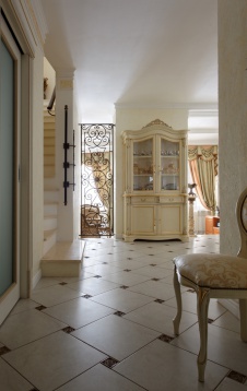 Фото интерьера лестницы дома в стиле неоклассика