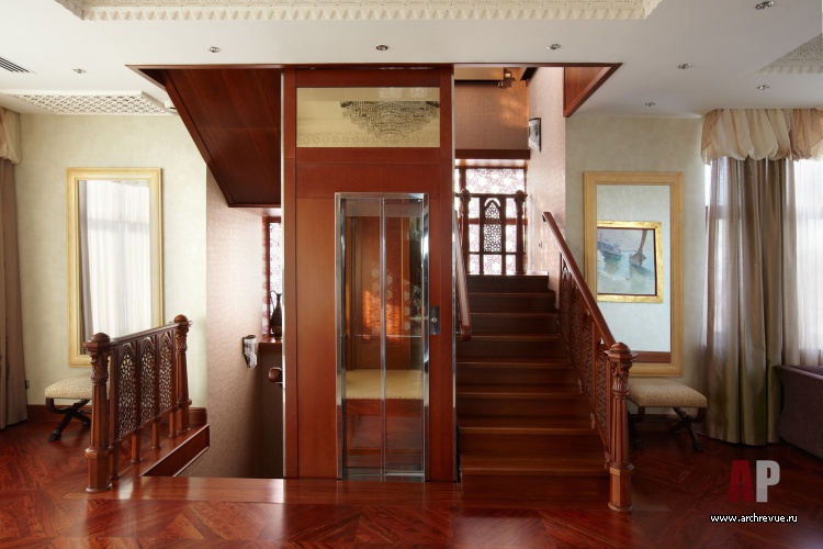 Фото интерьера лестничного холла квартиры в восточном стиле Фото интерьера лестницы квартиры в восточном стиле