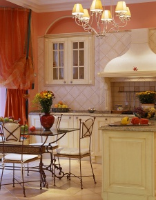 Фото интерьера кухни дома в классическом стиле