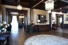 Фото интерьера входной зоны деревянного дома в стиле неоклассика