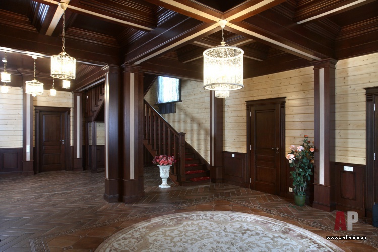 Фото интерьера лестничного холла деревянного дома в стиле неоклассика Фото лестницы деревянного дома в стиле неоклассика