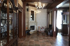 Фото интерьера каминной деревянного дома в стиле неоклассика