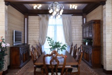 Фото интерьера столовой деревянного дома в стиле неоклассика