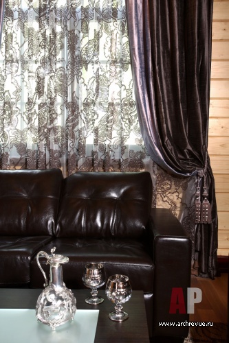 Фото интерьера кабинета деревянного дома в стиле неоклассика