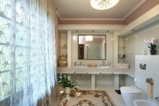 Фото интерьера санузла деревянного дома в стиле неоклассика